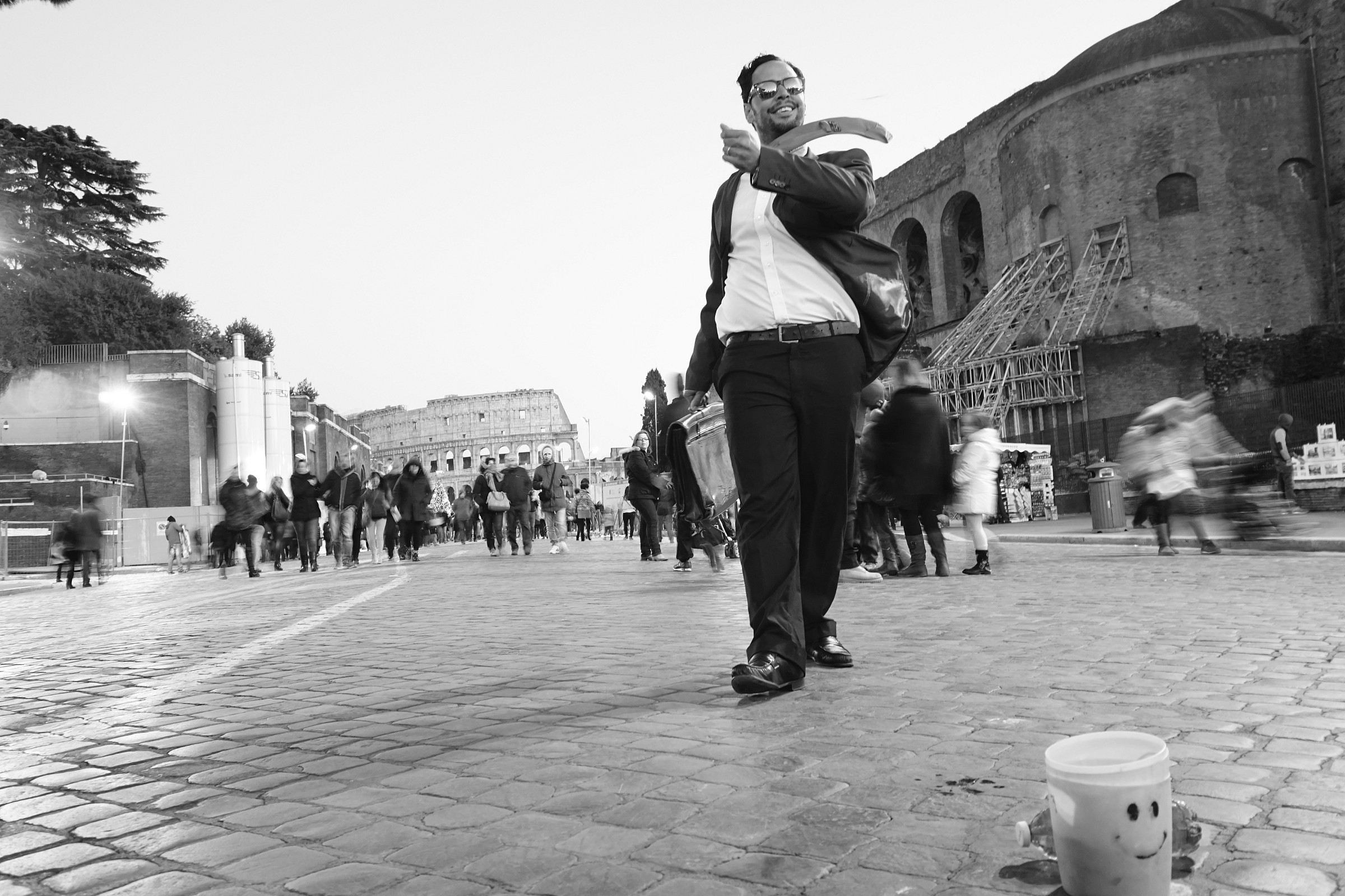 L'artista di strada col vento fermo!