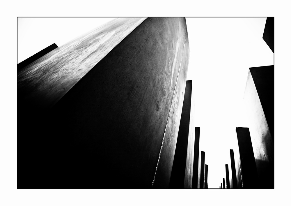 2711 stele di basalto