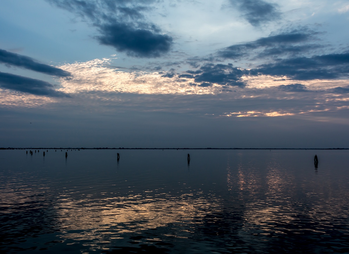 Chioggia-tramonto sulla via delle bricole