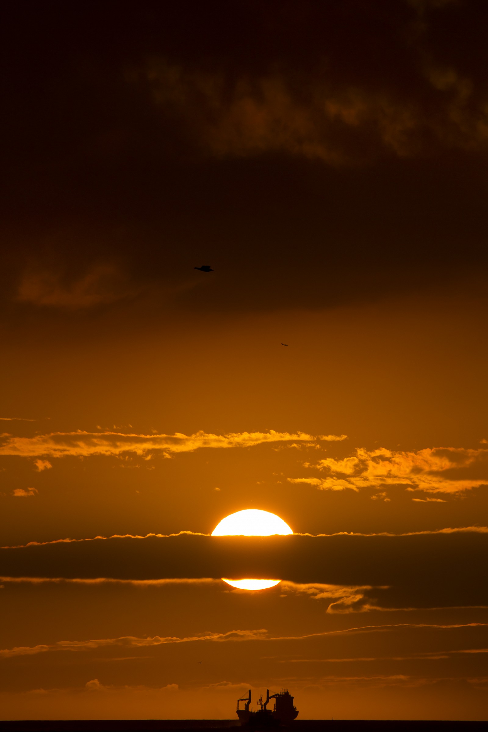 Petroliera al tramonto
