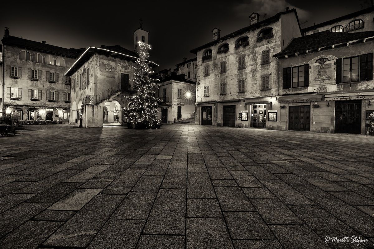 Piazza Motta orta san Julio-bw version
