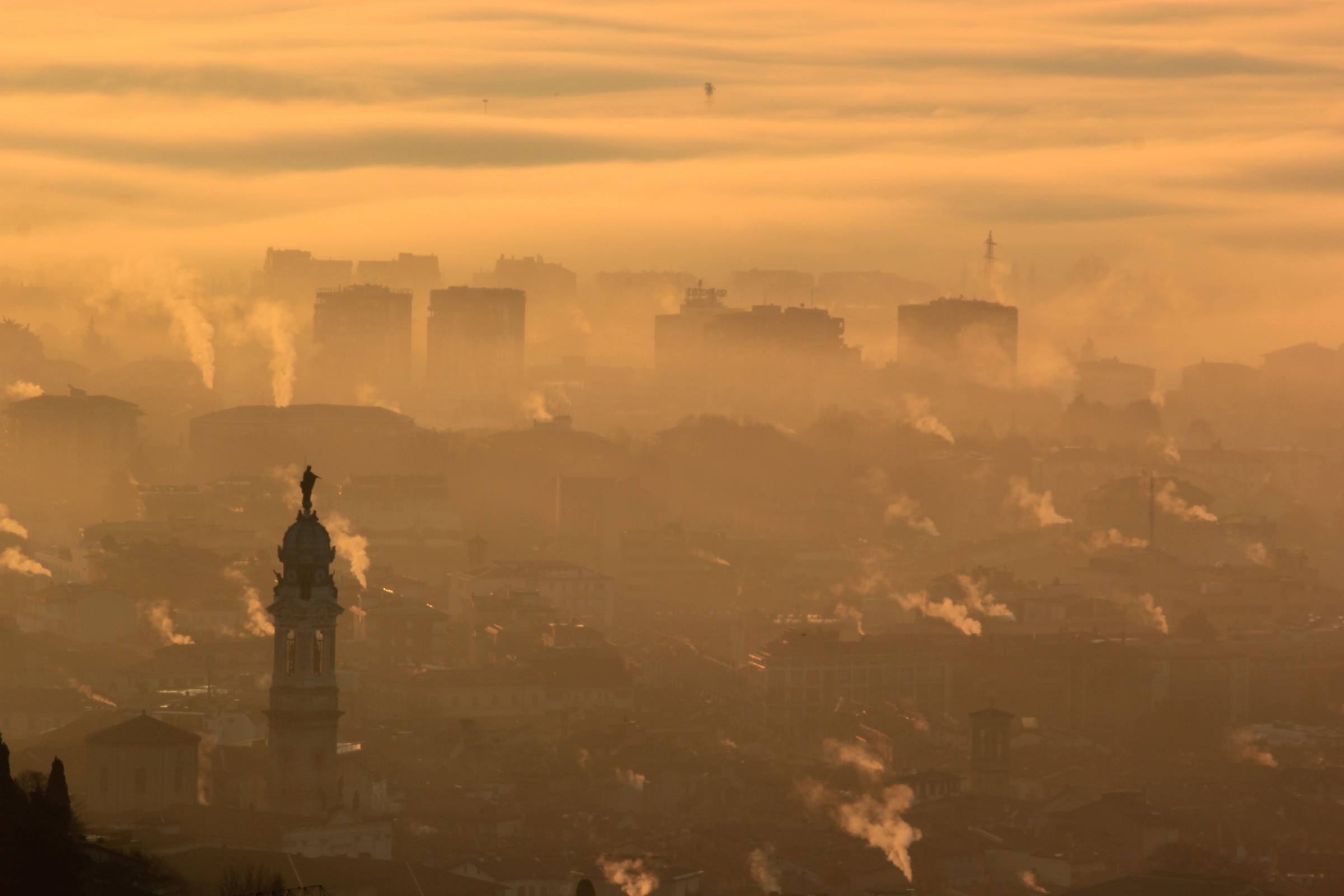 Alba invernale su Bergamo
