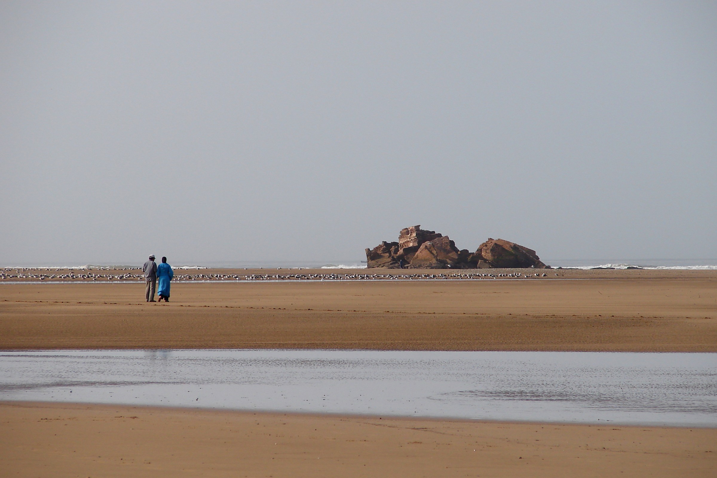 Giorno di festa a passeggio sulla spiaggia