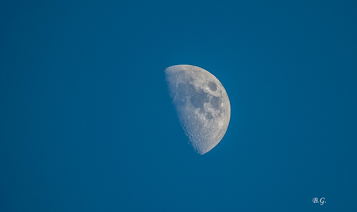 La luno nel tardo pomeriggio