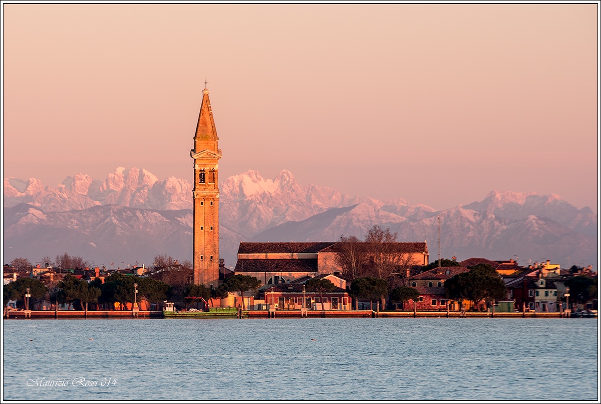 Burano avvolta dalle montagne