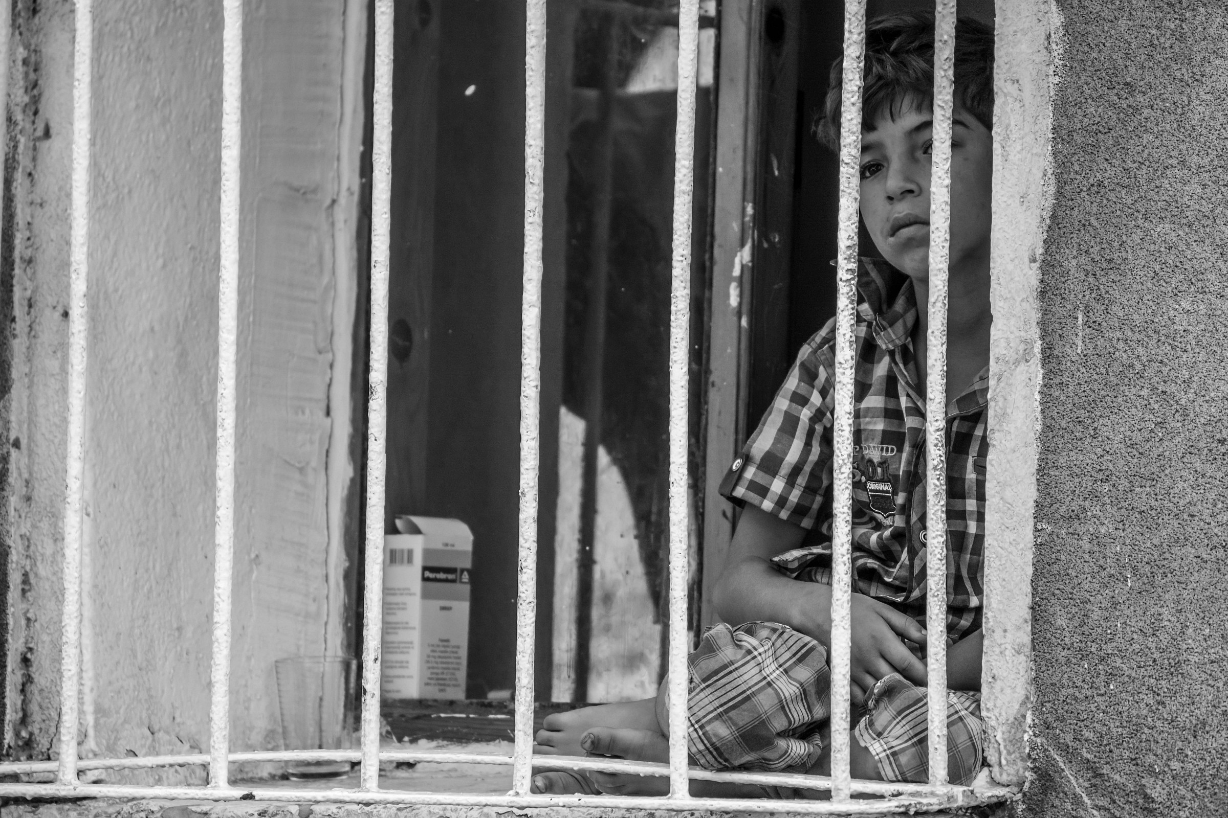 Bambino dietro le sbarre
