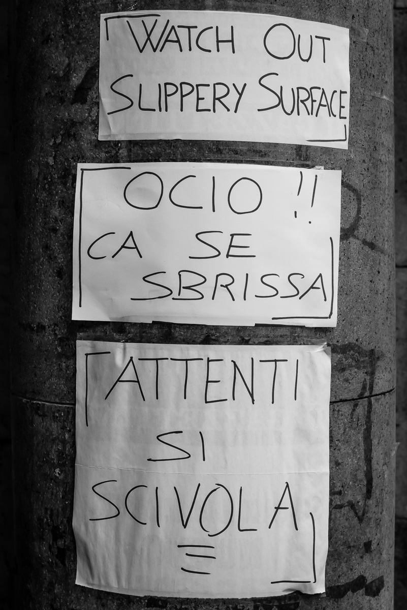 Ice in town - Notice multilingual