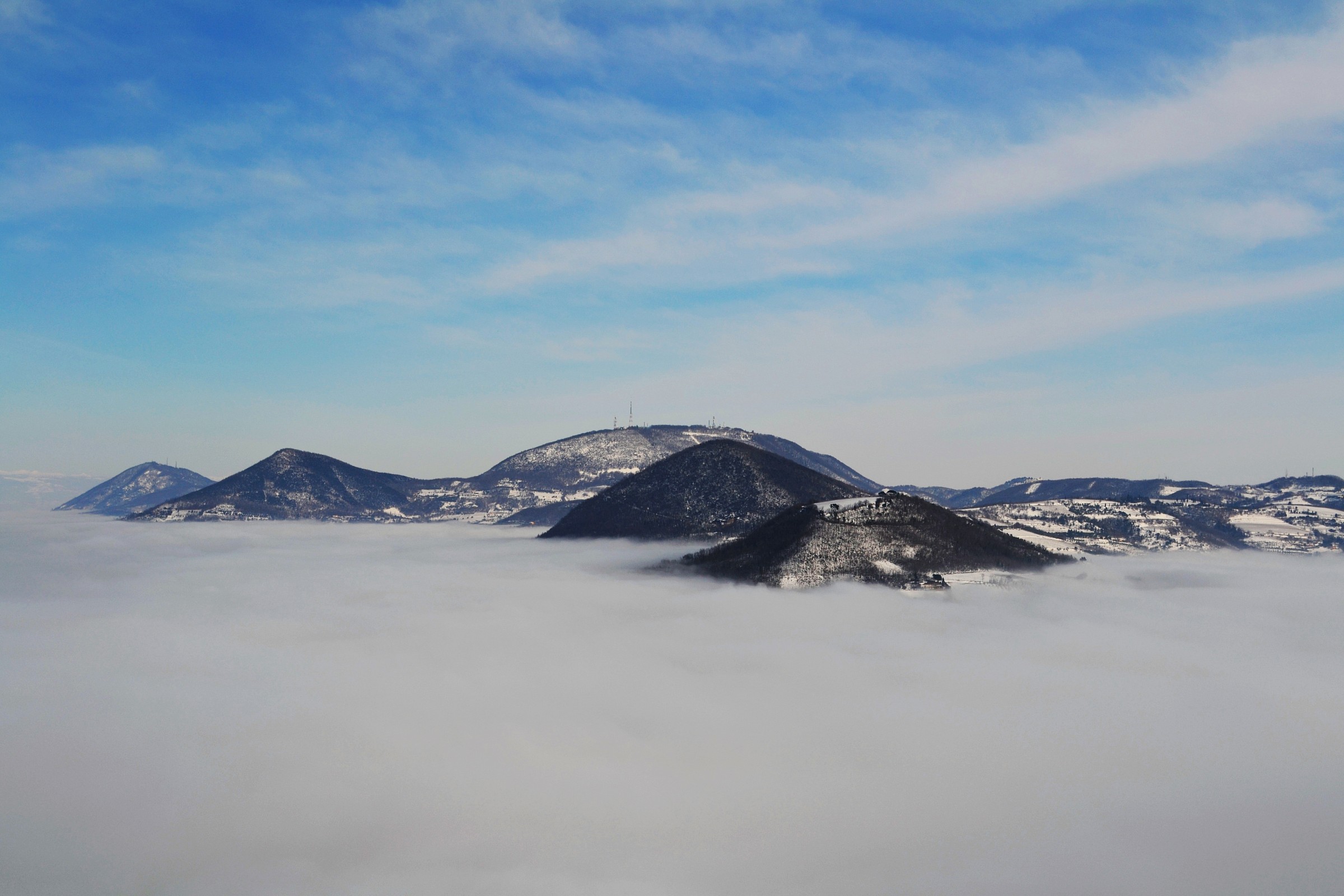 Come isole tra la nebbia