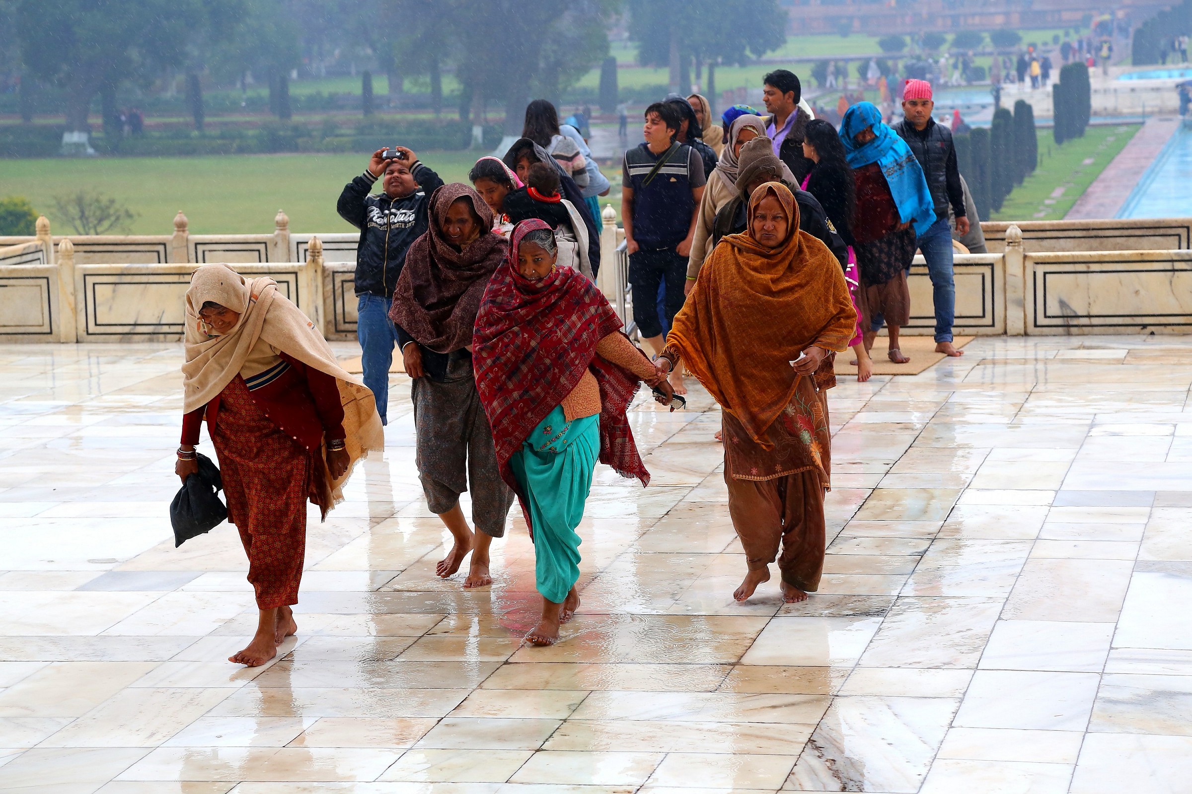 Sotto la pioggia verso il Taj Mahal