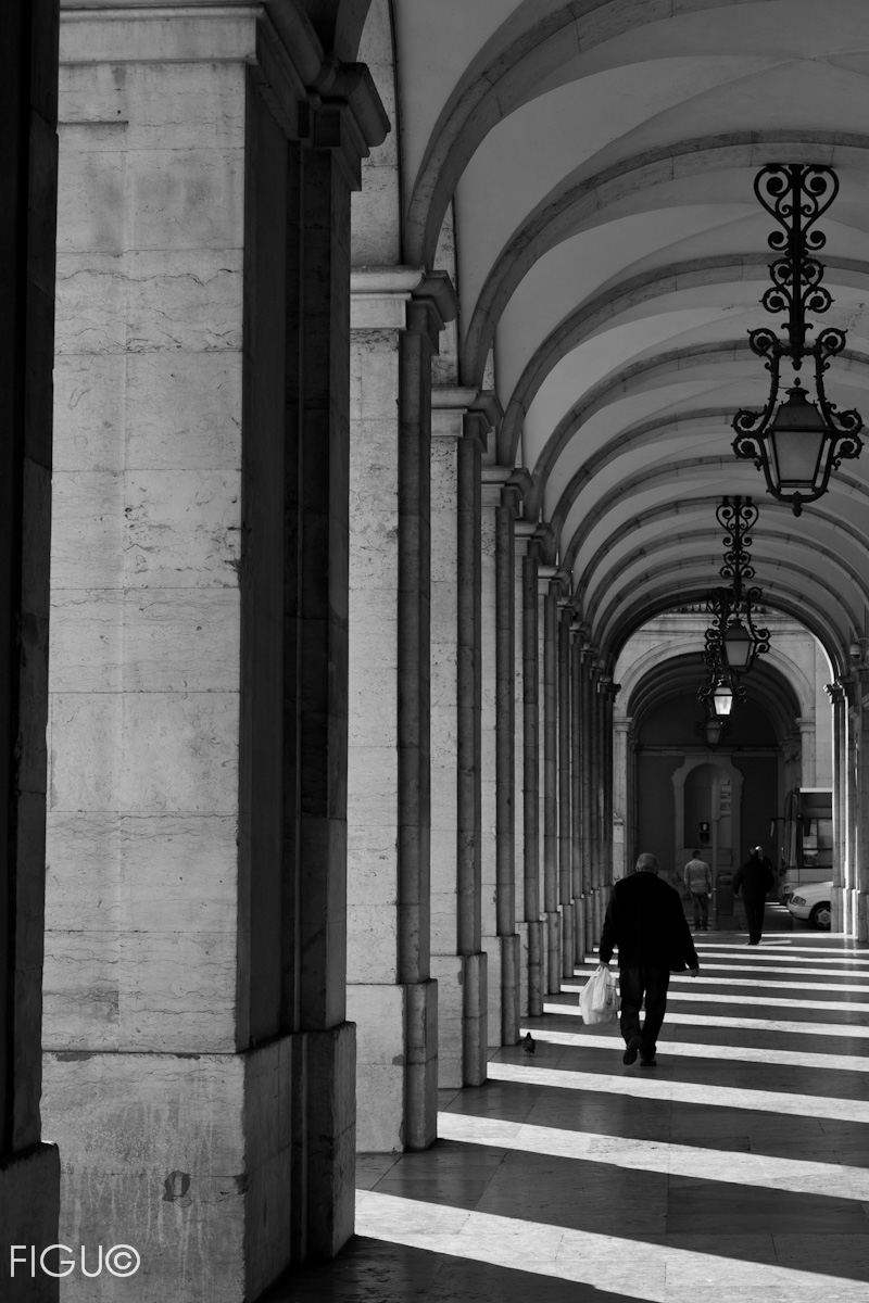 Passeggiando sotto i portici
