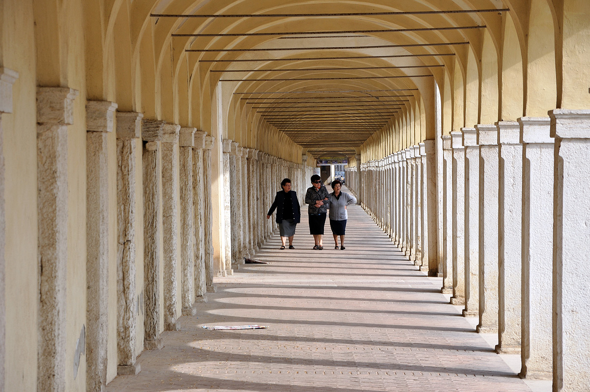 Passeggiata sotto i portici