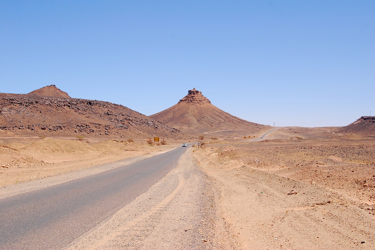 being left the dune Chigaga, Mount "tajine"