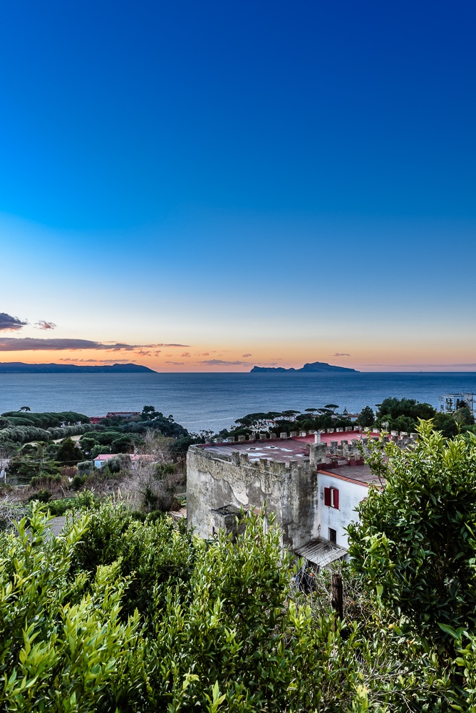 Capri all'alba da Posillipo