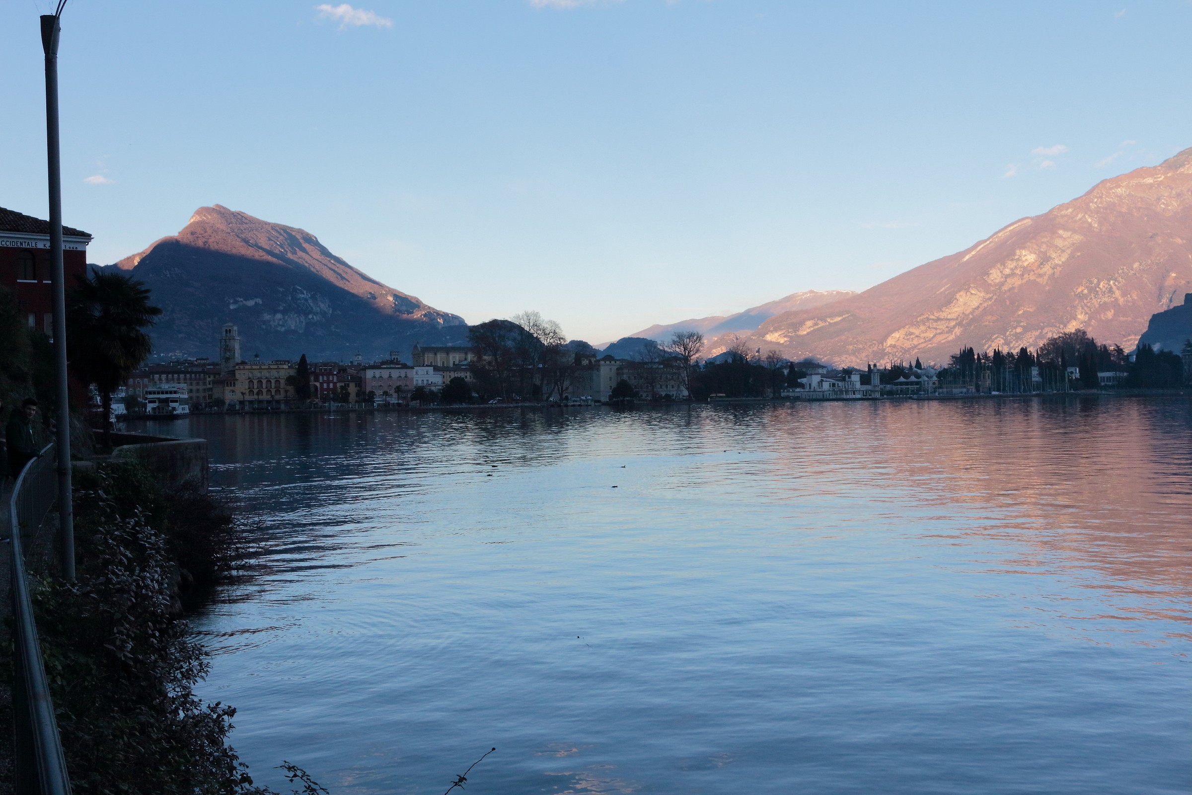 Riva paese nell' ombra