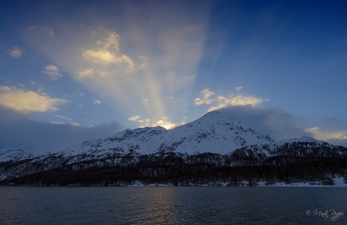 Raggi di sole riempiono il cielo