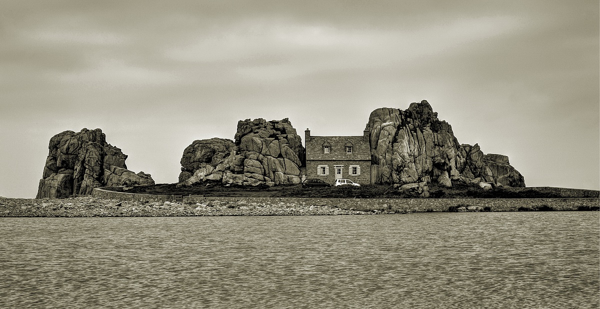 la maison entre les pierres