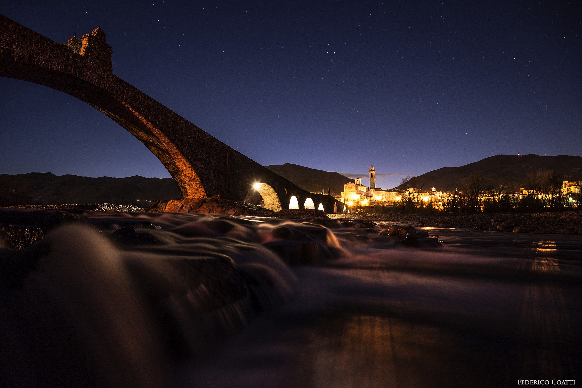 Il fiume Trebbia sotto il Ponte Vecchio a Bobbio (pc)