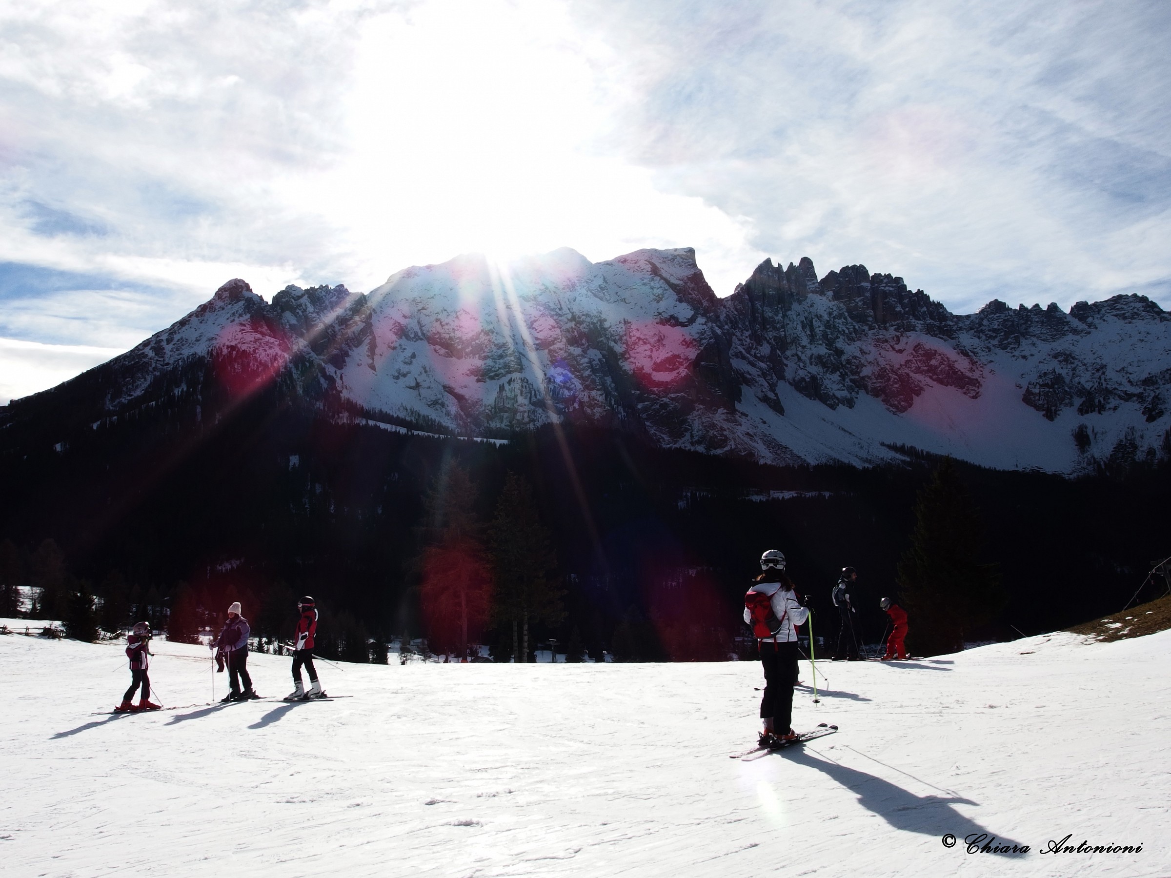 il sole dietro le montagne sulla pista karesee