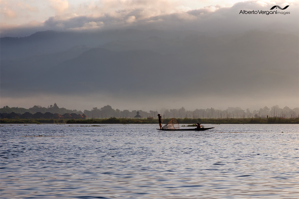 Prime luci sul lago Inle