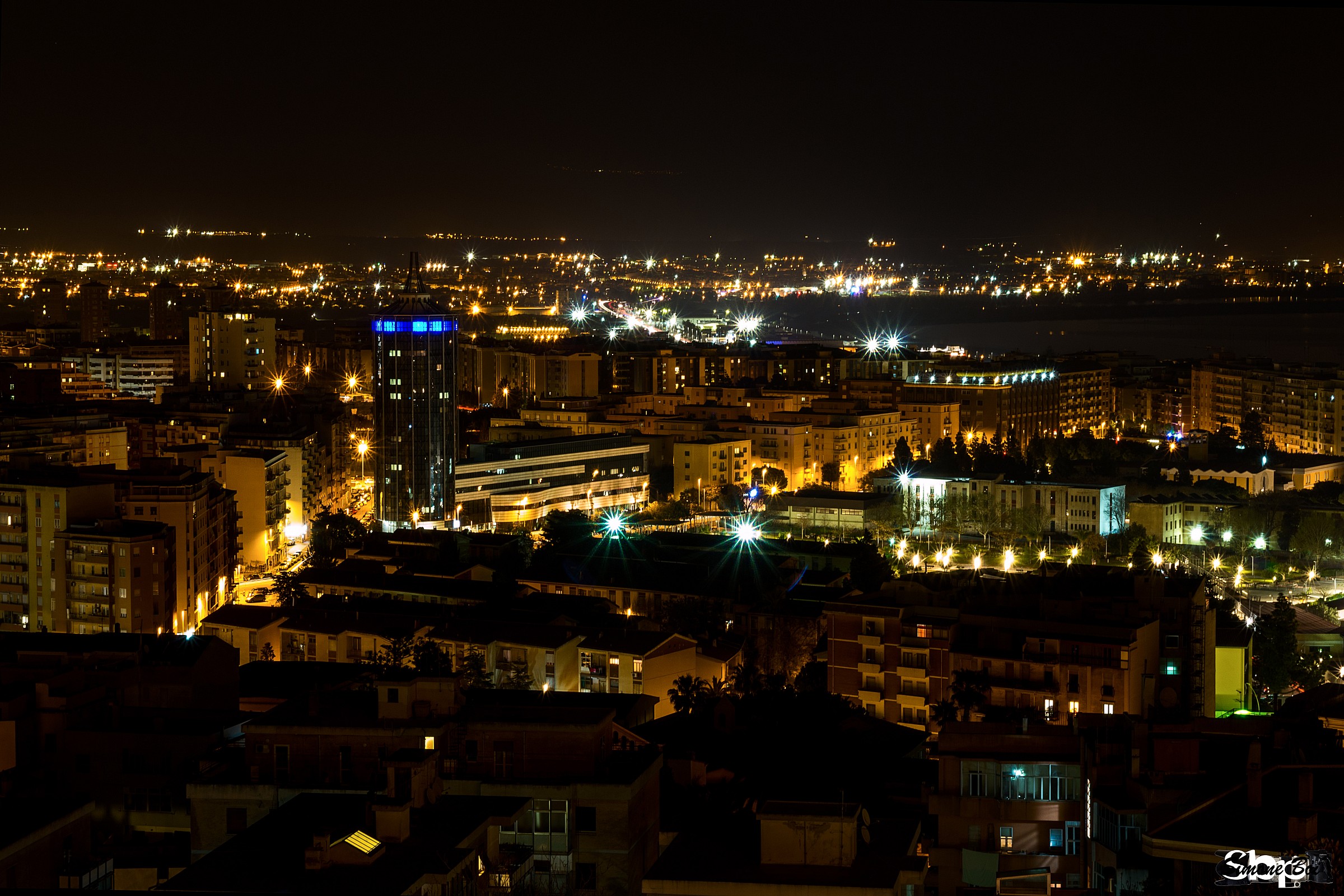 Panorama di Cagliari in notturna.