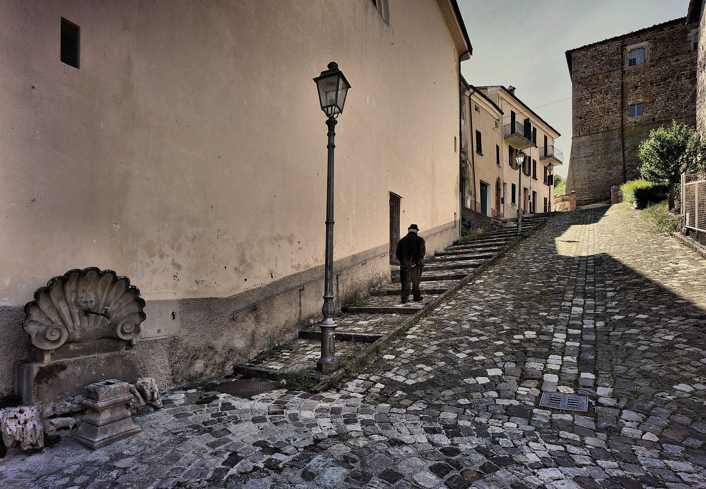 La salita dalla vecchia fontana