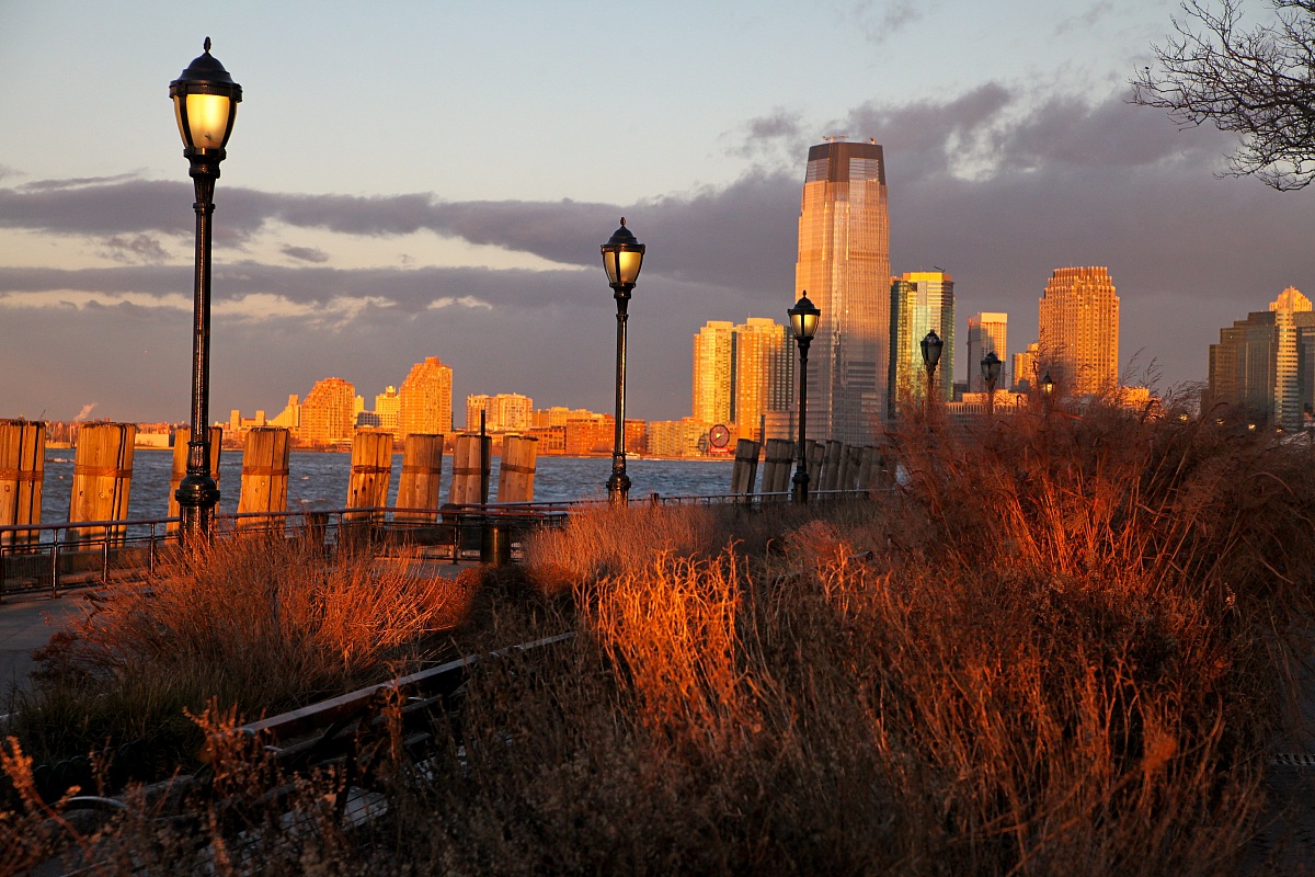 Una calda alba illumina NY