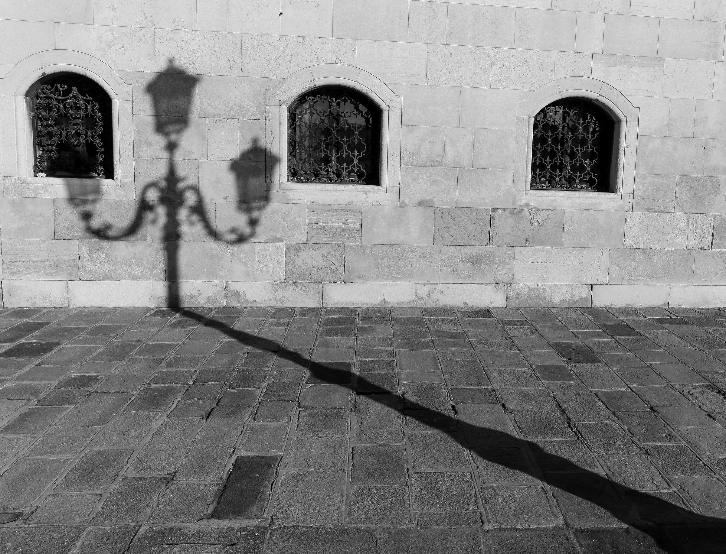 La lunga ombra del lampione.