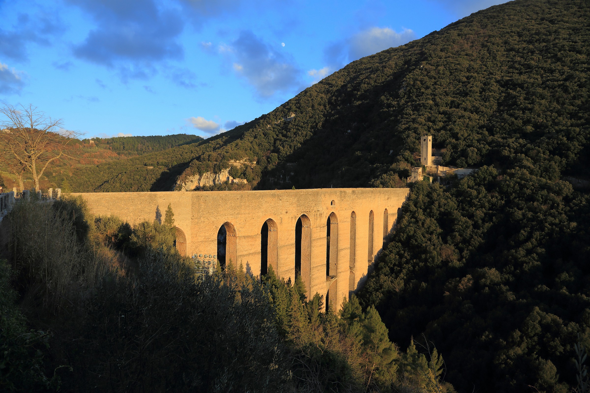 Spoleto - Tower Bridge and the moon