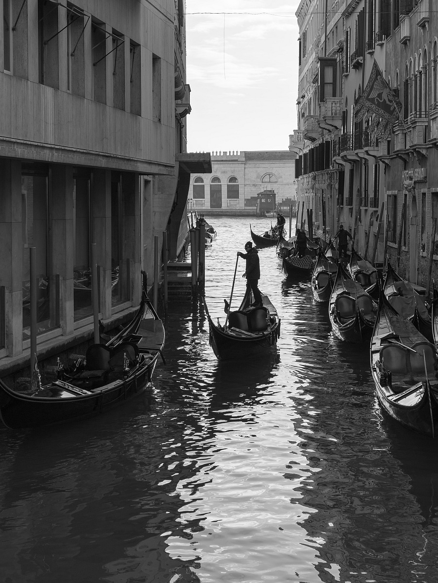 Gondola in controluce.