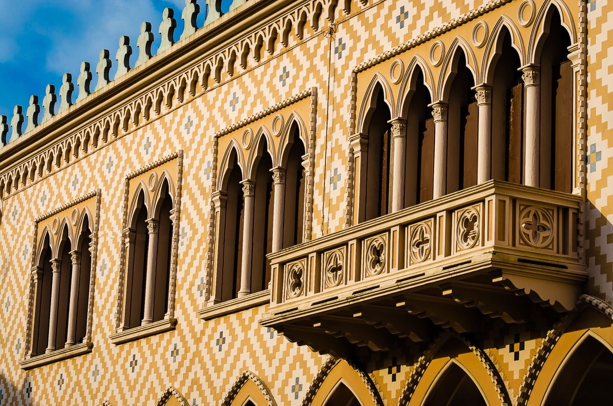 Mullioned windows, three lights ...