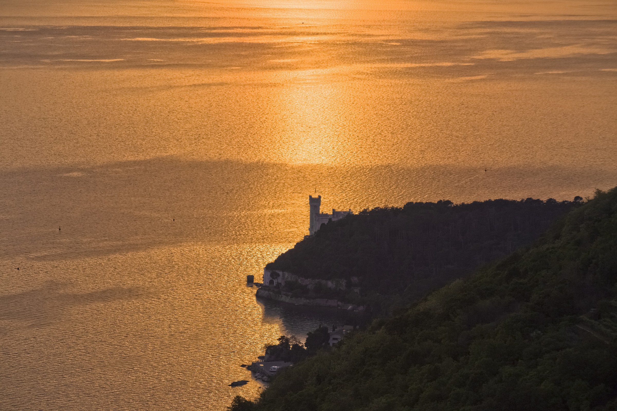 Castello di Miramare dalle alture di Prosecco