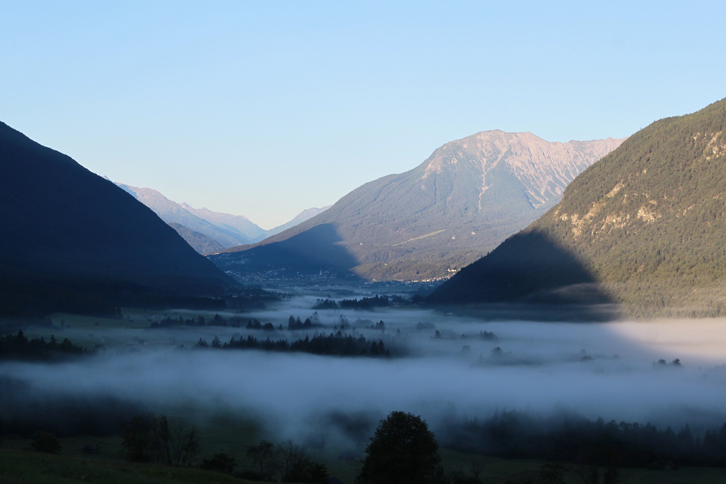 Valle all'alba del confine austriaco