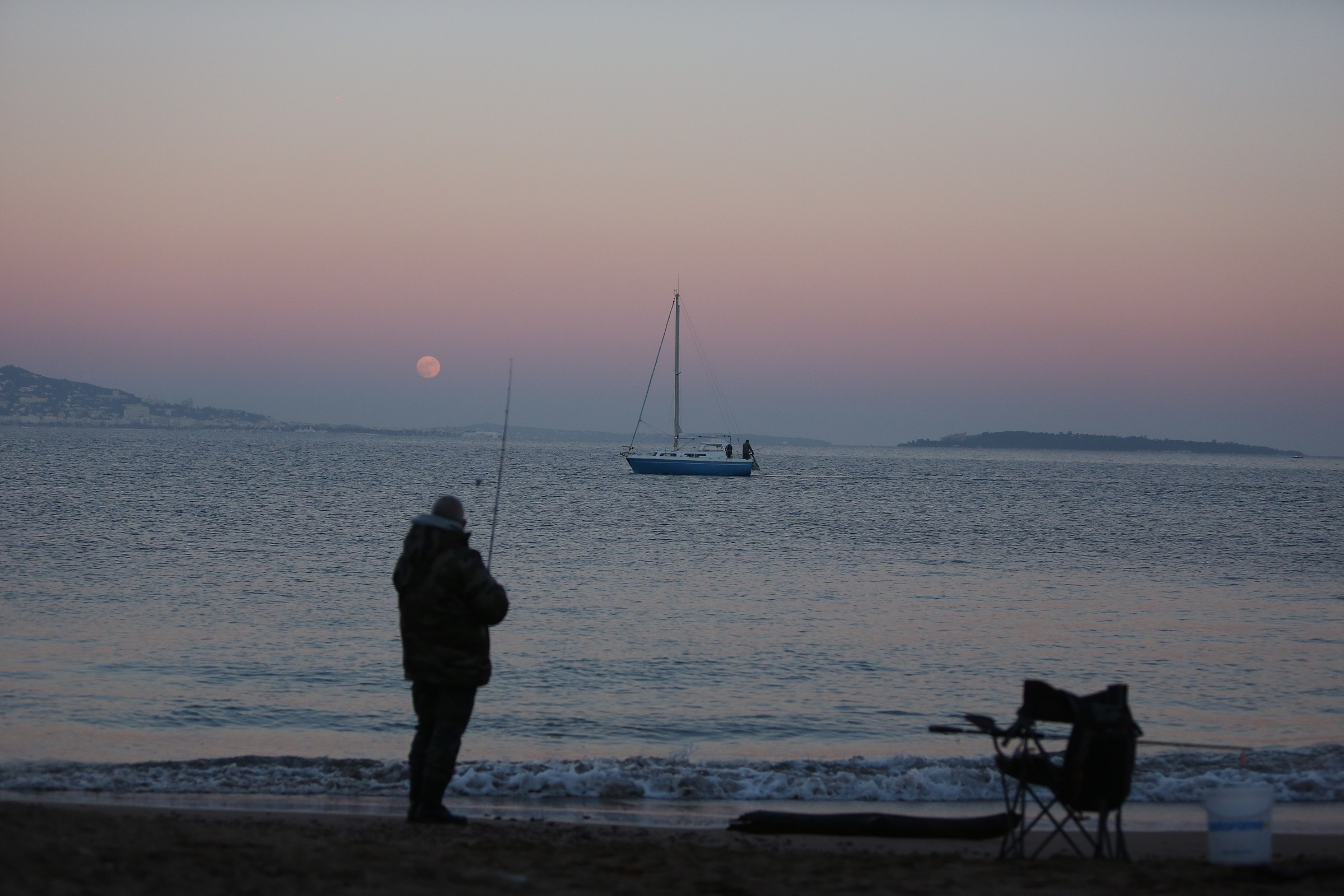 La luna, la barca, la pesca