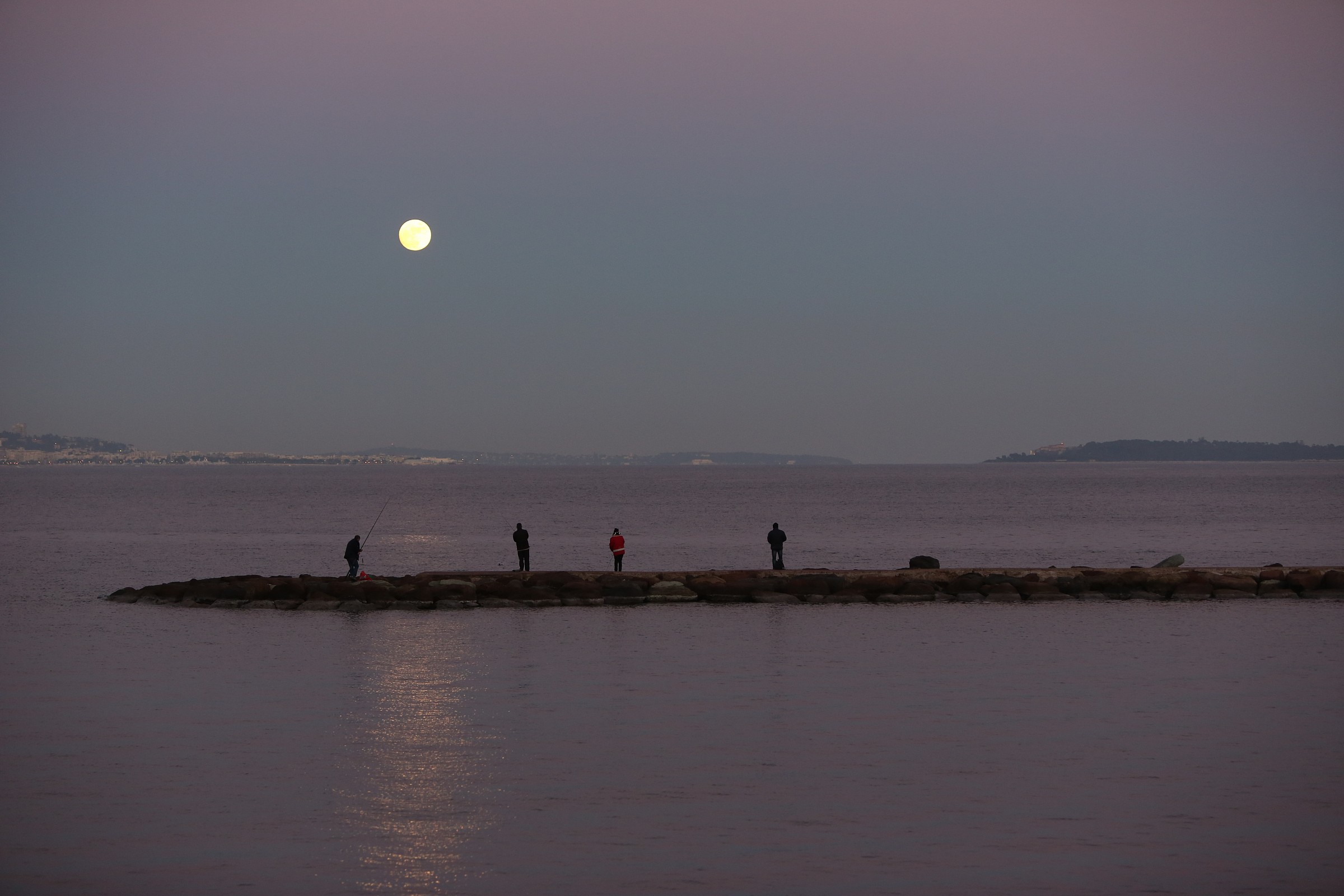 La luna, la barca, la pesca