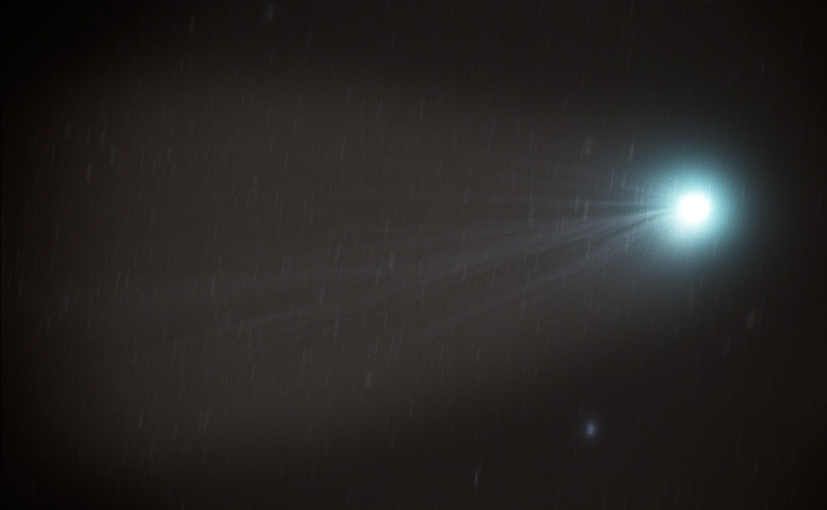 high magnification to highlight comet tail