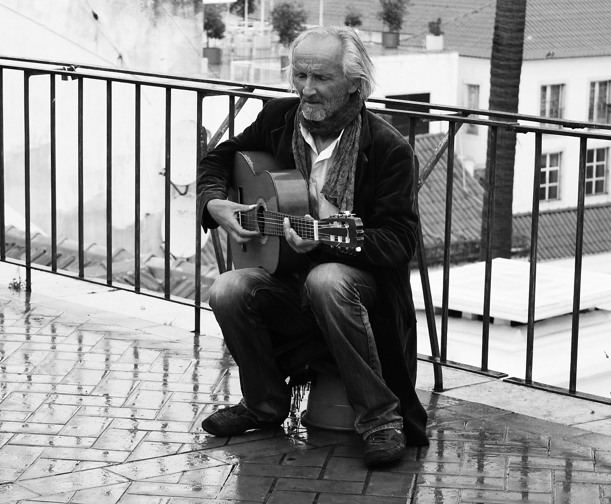 Vecchio chitarrista street b&w