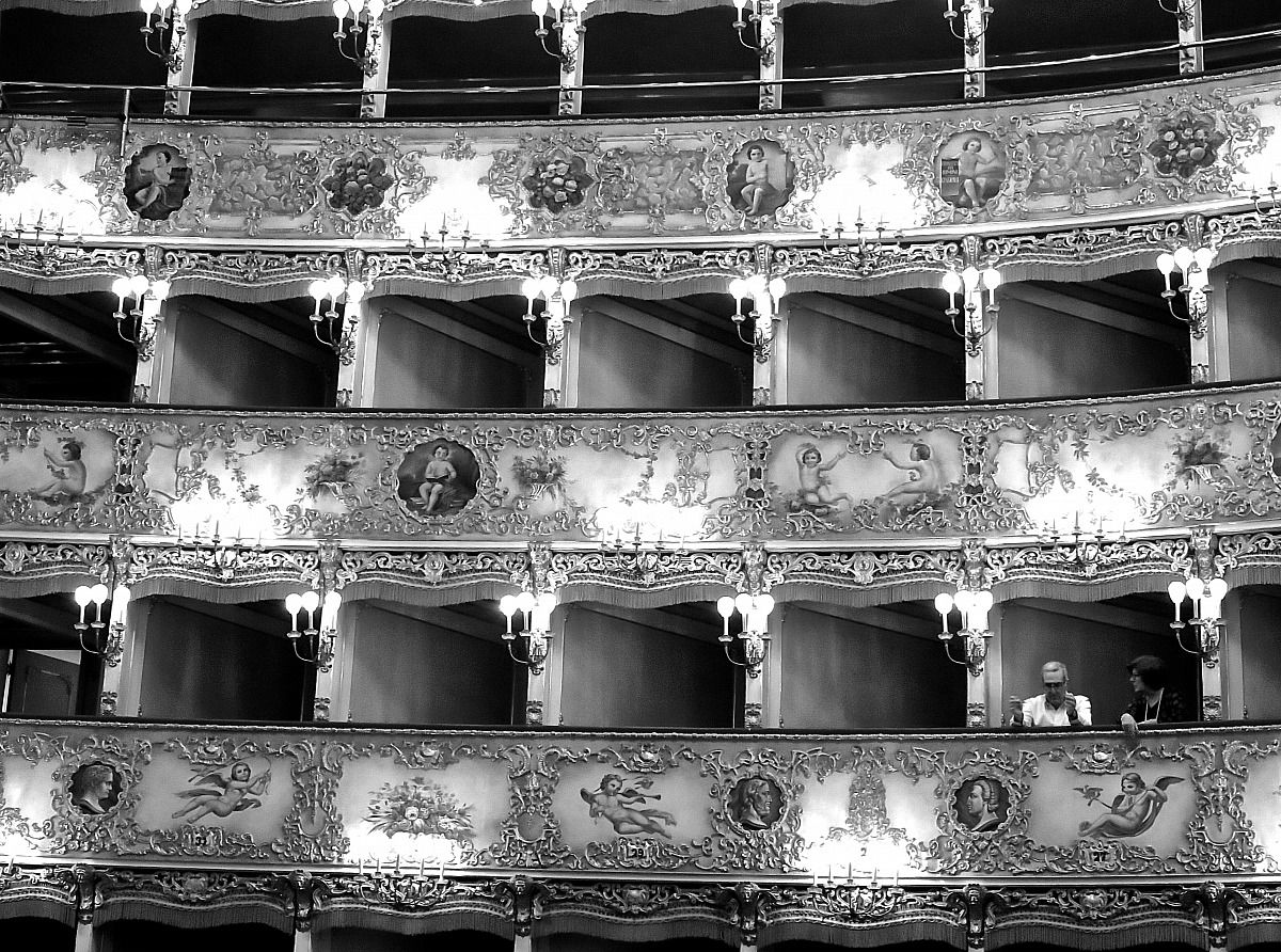 prima che l'opera inizi