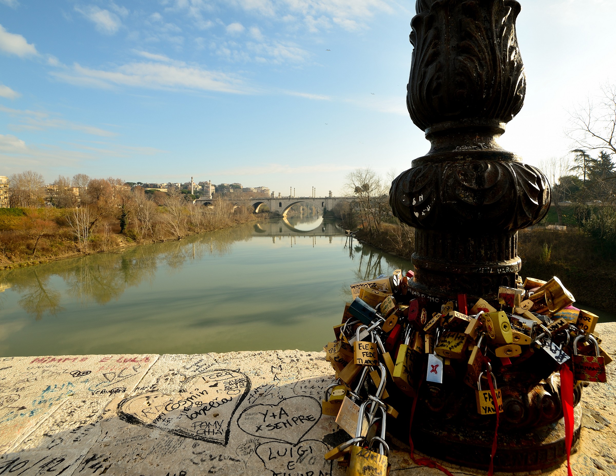 Ponte Milvio, Lucchetti e Graffiti