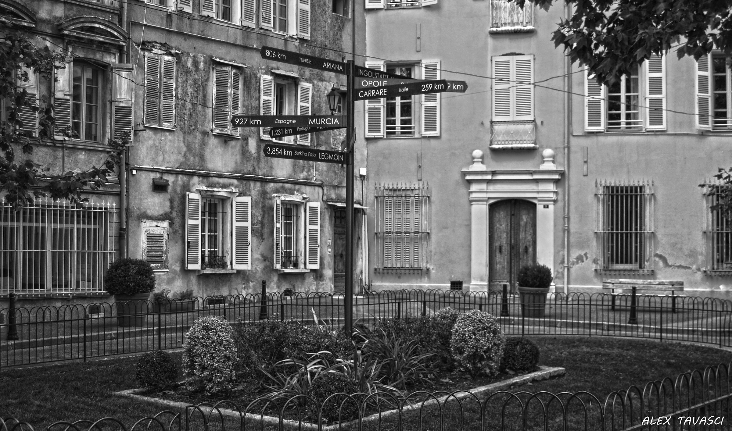 Indicazioni urbane in bianco e nero