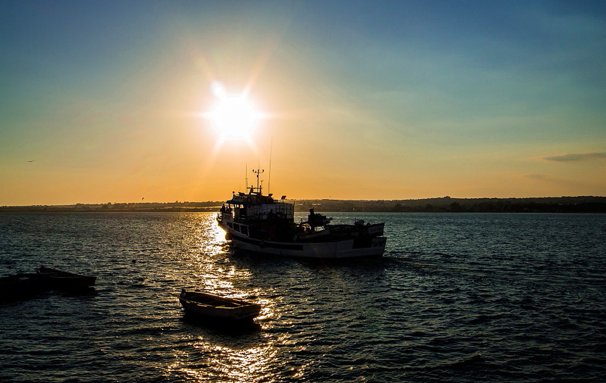 In the hour draws to a desire ...