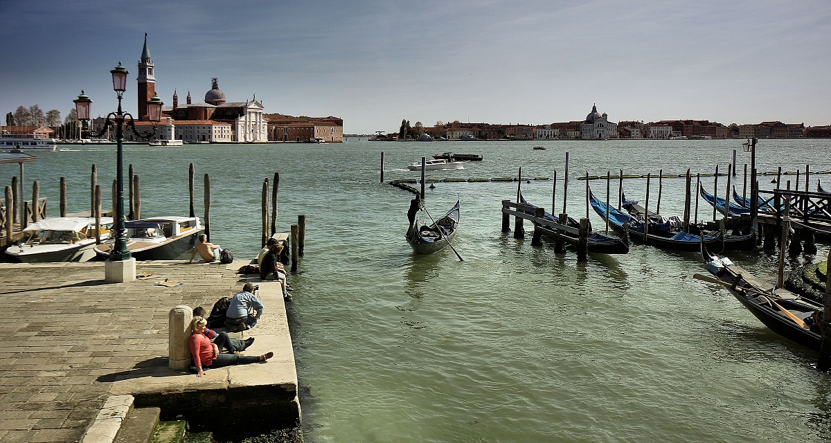 Turisti stanchi alla calda luce