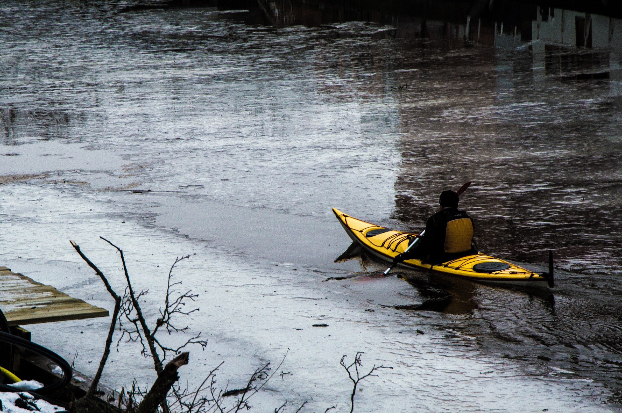 Canoa sul fiume ghiacciato
