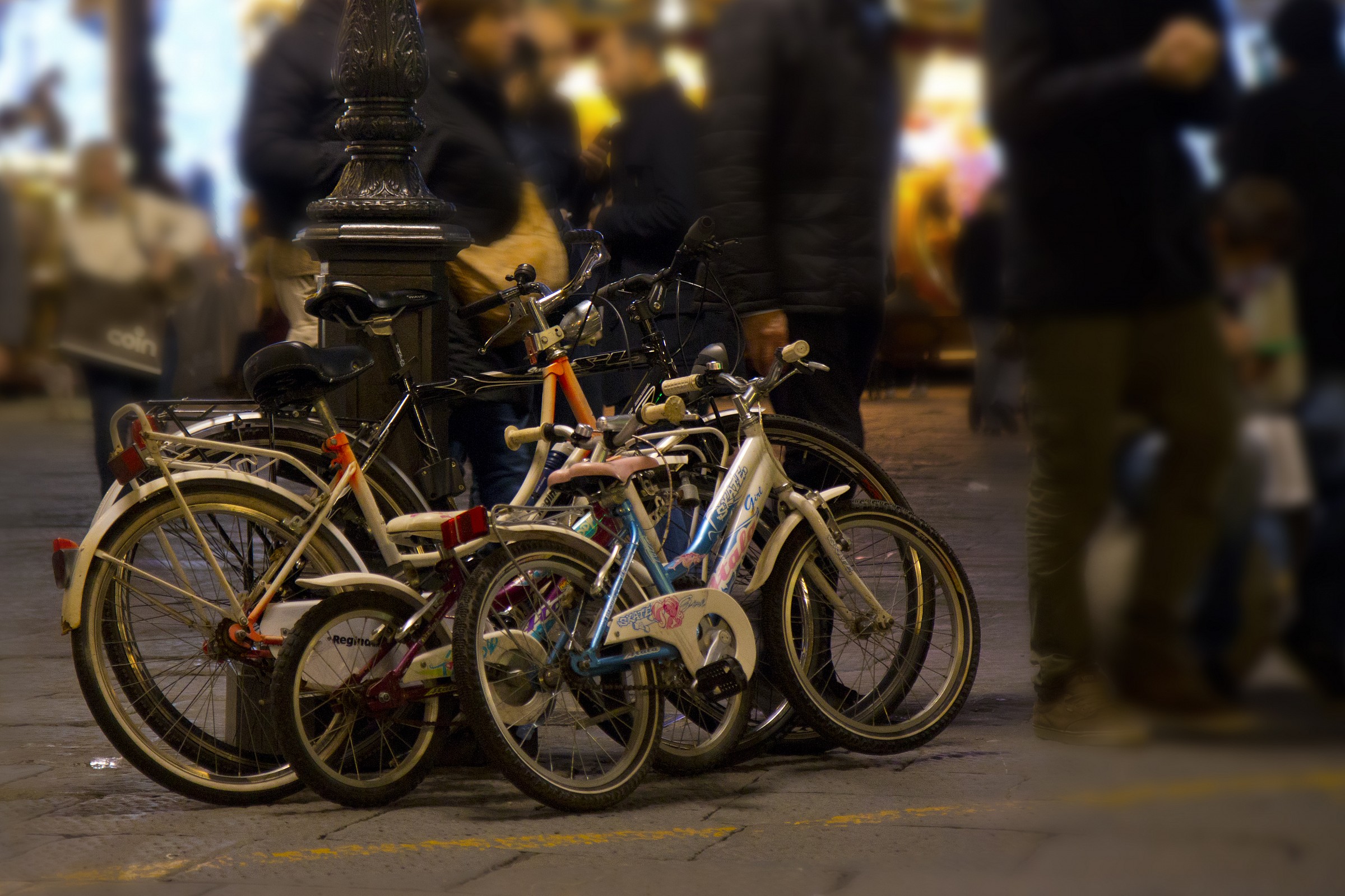 tutta la famiglia in centro in bici