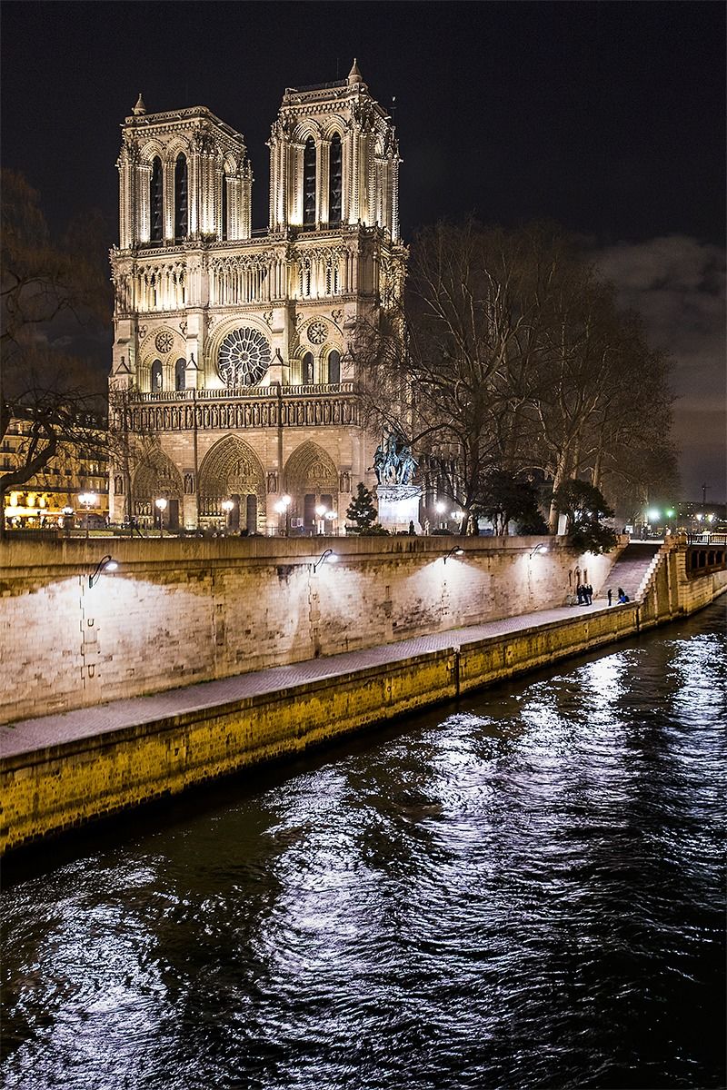Notre-Dame di notte