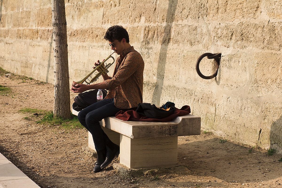 Suonatore di tromba sulla Senna