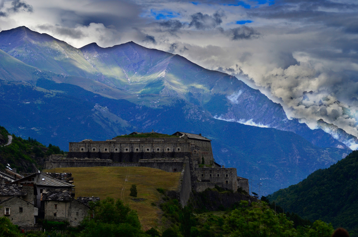 e la fortezza sorveglia e protegge.