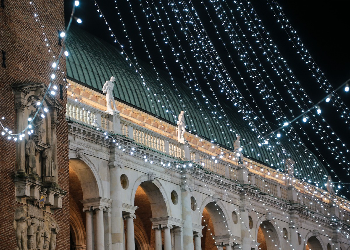 Vicenza lit by Christmas lights 10