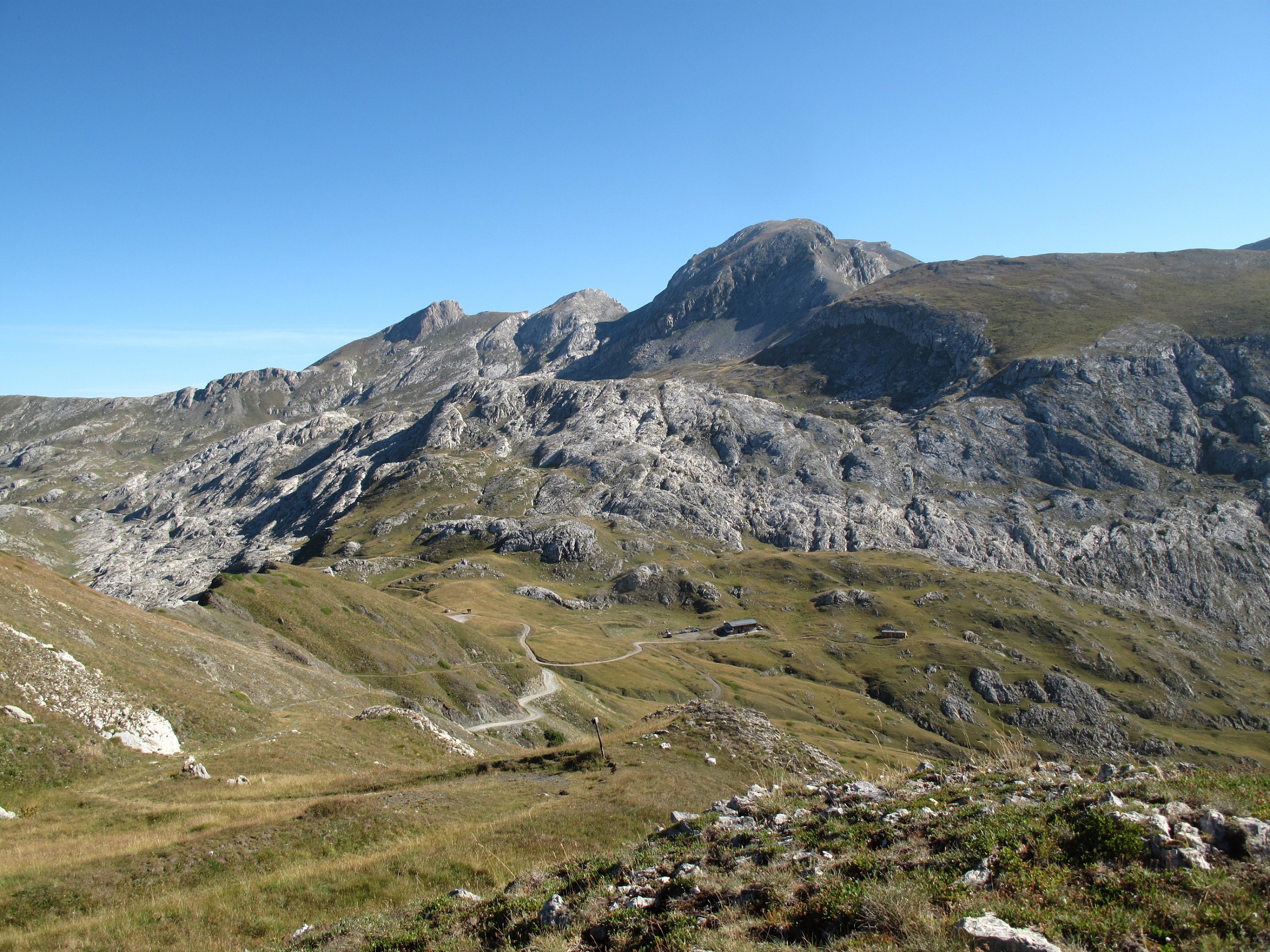 Rifugio don Barbera salendo al colle Selle Vecchie