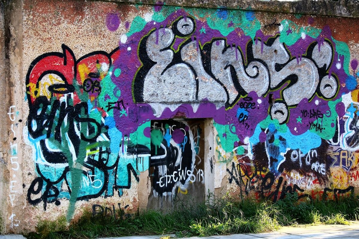 grafiti su una vecchia casa ad atene