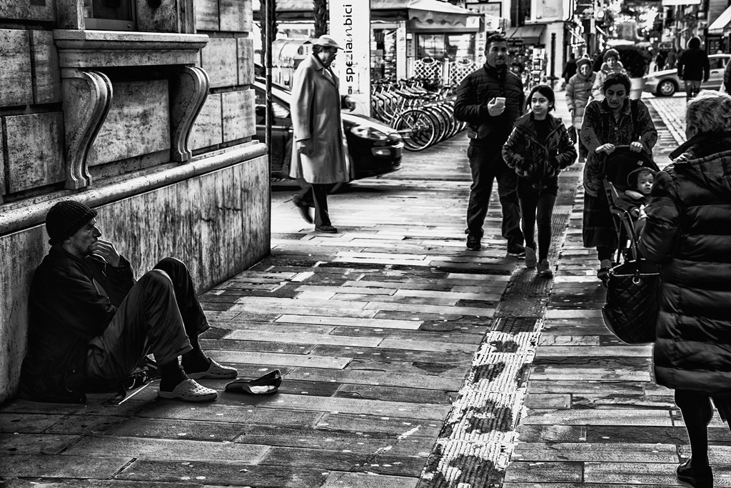 .....chi non parla a chi non conosce. .....